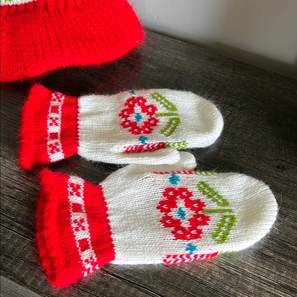 Red and White Floral Knit Hat and Mittens Set - Picture 5 of 10